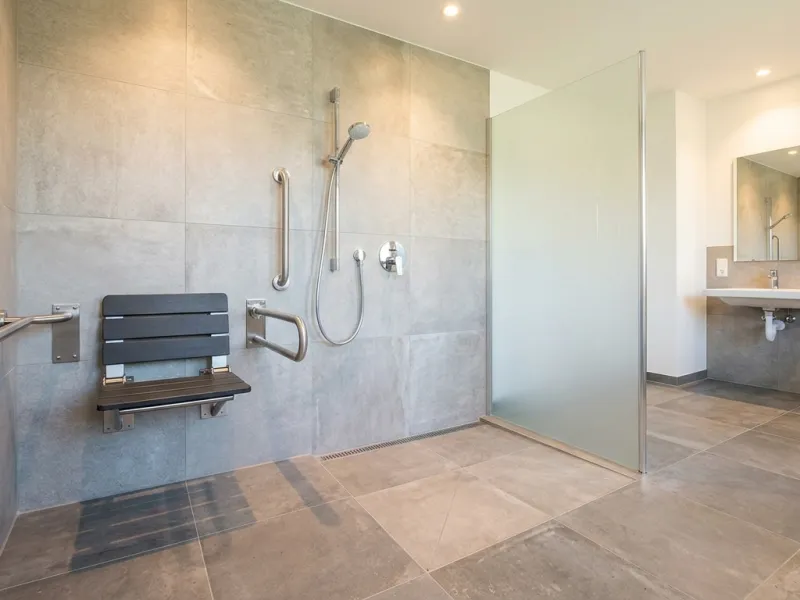 Haltegriff neben einer bodengleichen Dusche im Badezimmer