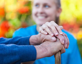 glückliche Seniorin mit Pflegekraft aus Polen